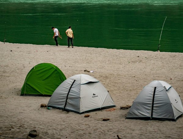 Quels sont les avantages du camping en bord de rivière avec des sources thermales naturelles ?
