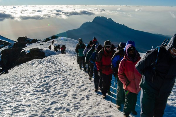 Comment planifier une randonnée au pied du Kilimandjaro en Tanzanie : équipements et meilleurs sentiers ?